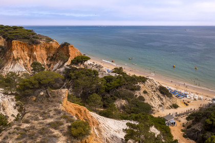 Portugal, Algarve, Olhos de Agua, la plage de Praia da Falésia surplombée par ses falaises rouges (vue aérienne)