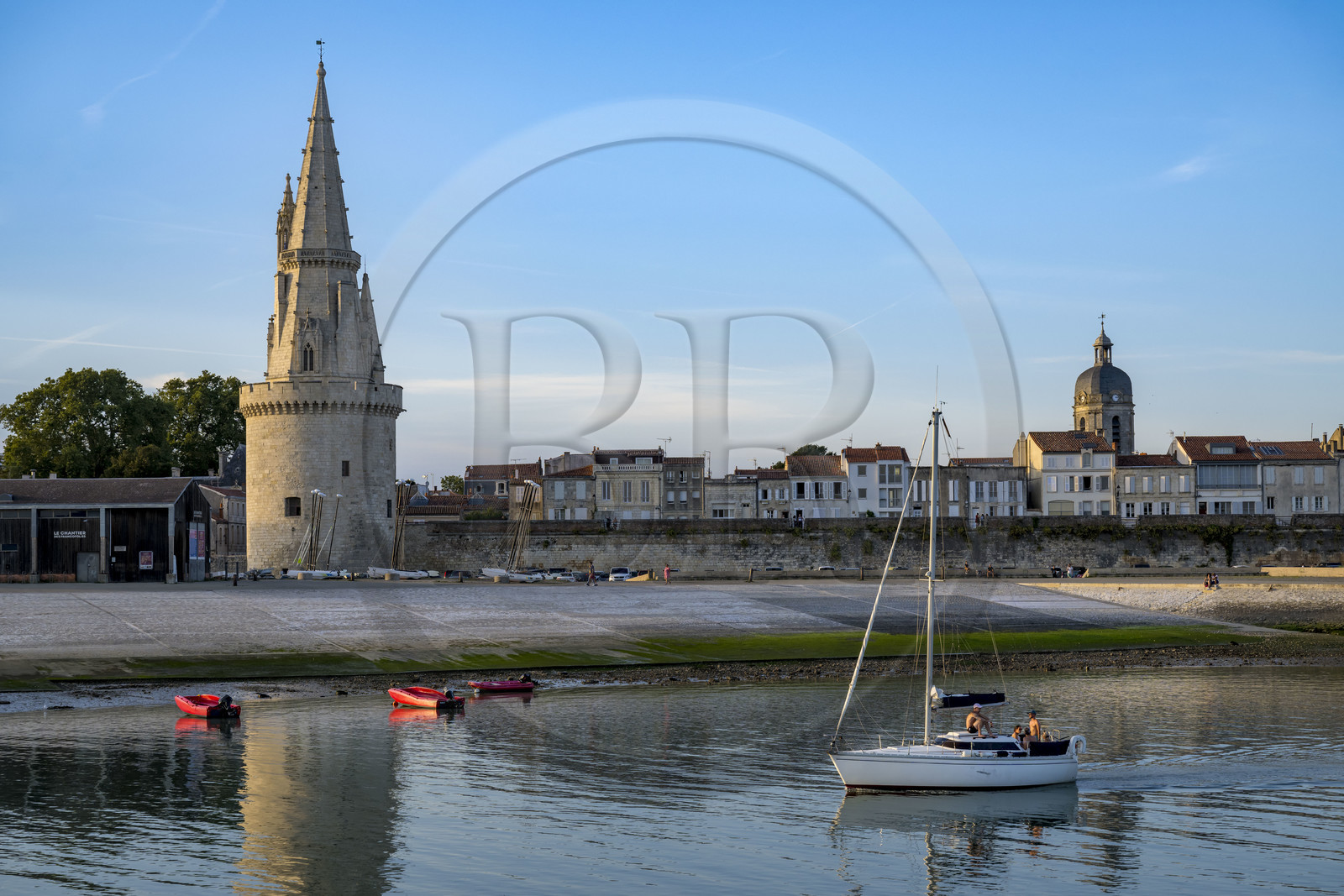 France, Charente-Maritime (17), La Rochelle, à l'entrée Vieux Port, la tour de la Lanterne