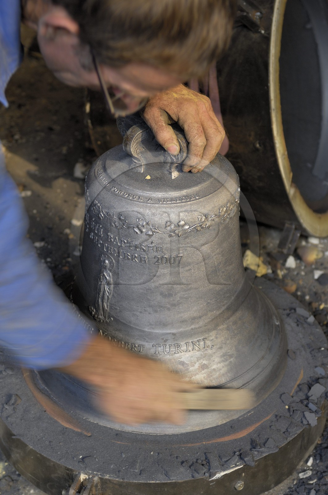 France, Manche (50), Villedieu-les-Poêles, la fonderie de cloches Cornille-Havard, demoulage d'une cloche France, Manche (50), Villedieu-les-Poêles, la fonderie de cloches Cornille-Havard, demoulage d'une cloche