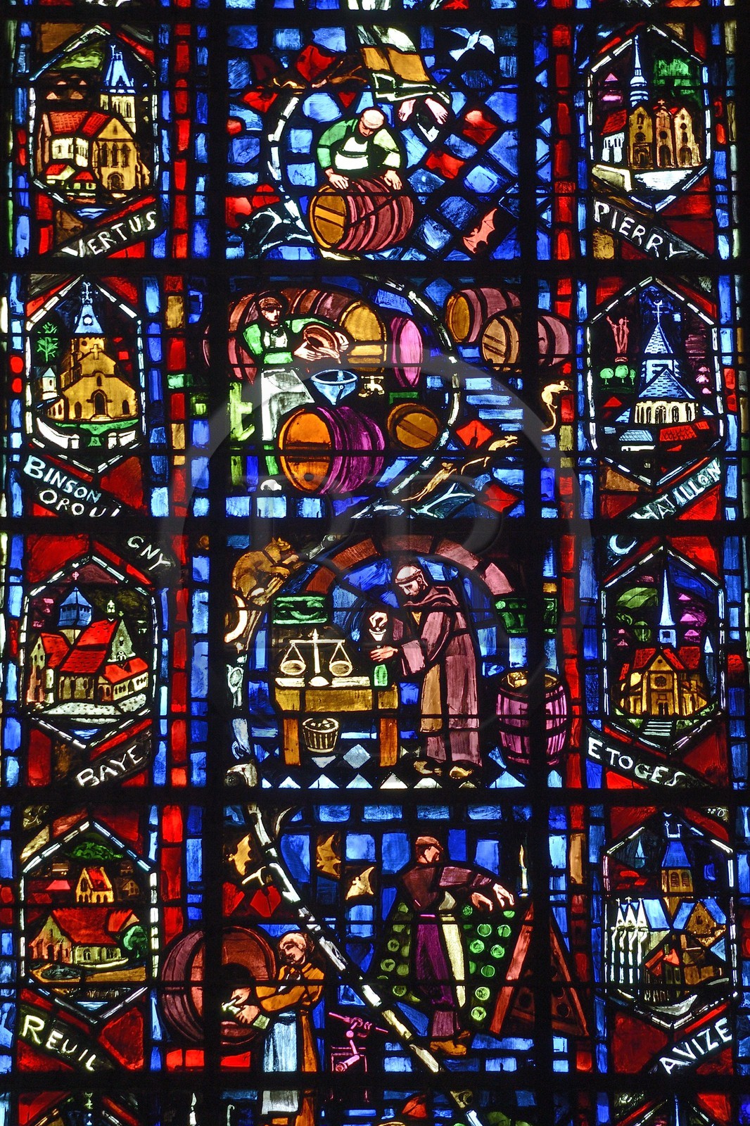 France, Marne (51), Reims, la cathédrale Notre-Dame de Reims, classée Patrimoine Mondial de l'UNESCO, vitrail représentant le travail de la vigne