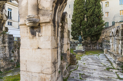 France, Gard (30), Nîmes, porte Auguste, entrée de la voie Domitienne dans la ville et la reproduction d'une statue de l'empereur Auguste en arrière plan