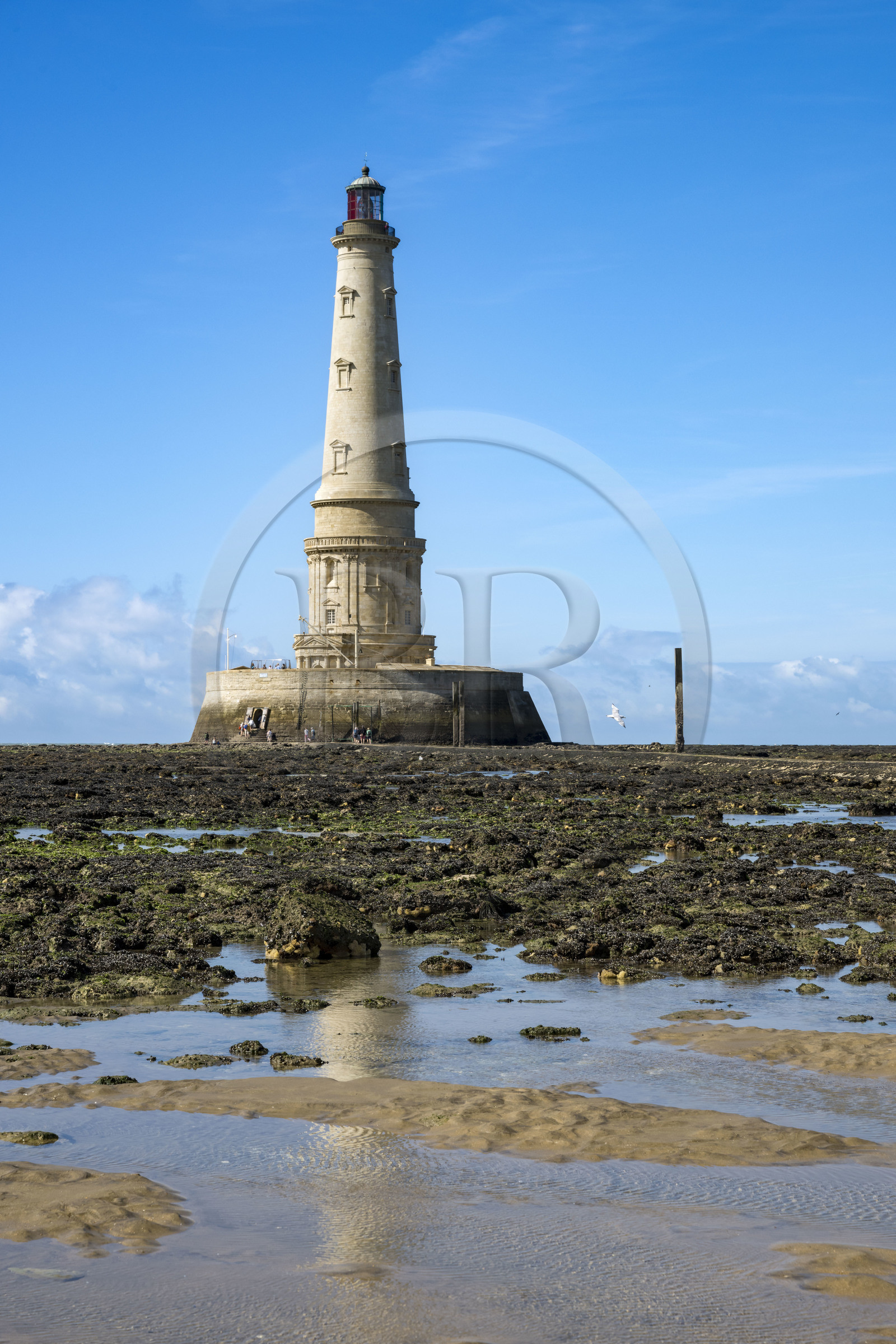 France, Gironde (33), le Verdon-sur-Mer, plateau rocheux de Cordouan à marée basse, phare de Cordouan, classé Patrimoine Mondial de l'UNESCO France, Gironde (33), le Verdon-sur-Mer, plateau rocheux de Cordouan à marée basse, phare de Cordouan, classé Patrimoine Mondial de l'UNESCO