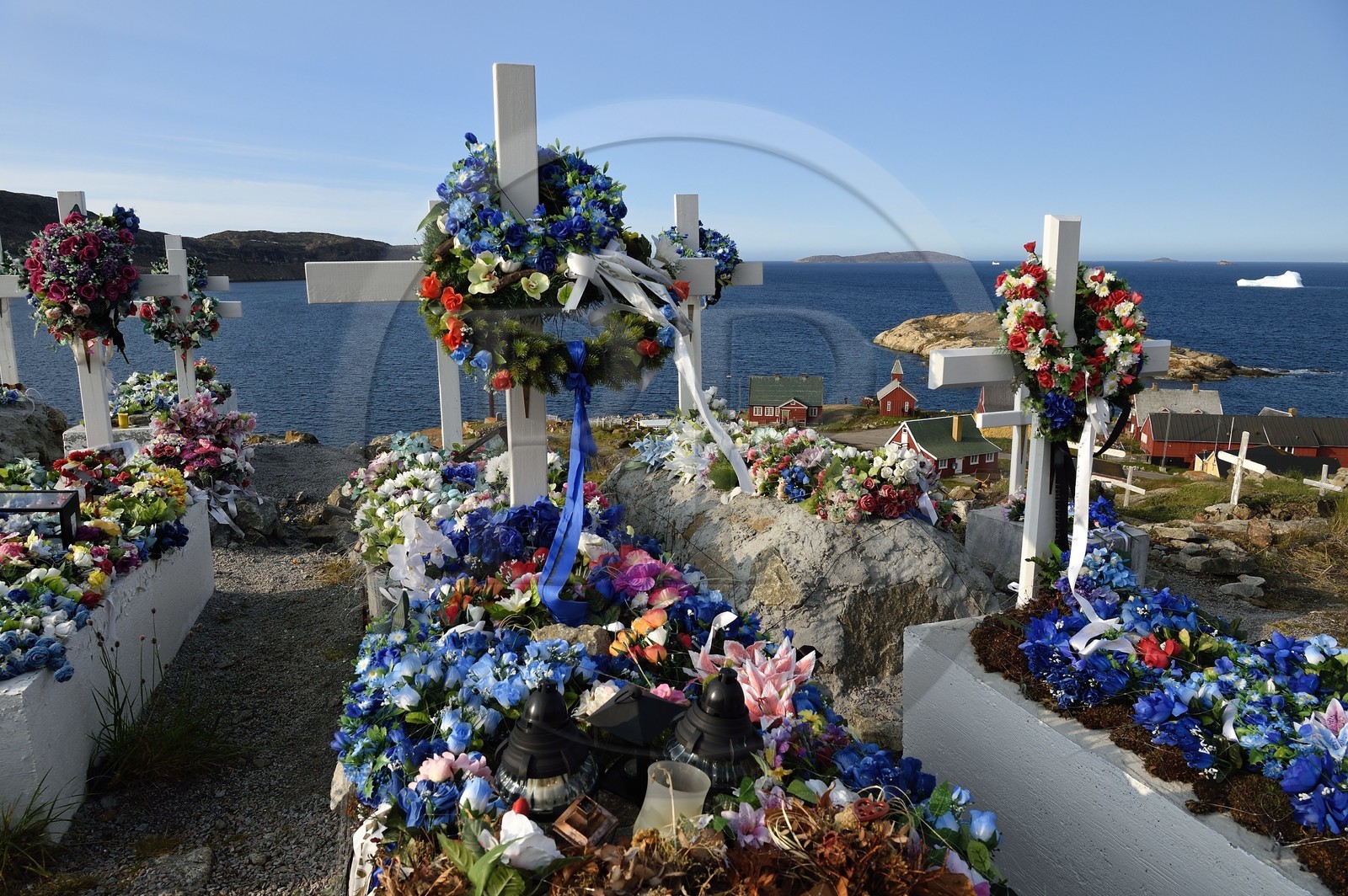 Groenland, cote ouest, baie de Baffin, Upernavik, le cimetière, les cercueils sont déposés en surface puis recouverts de pierres ou de ciment, le sol ne pouvant être creusé, les tombes sont ensuite décorées avec des fleurs artificielles