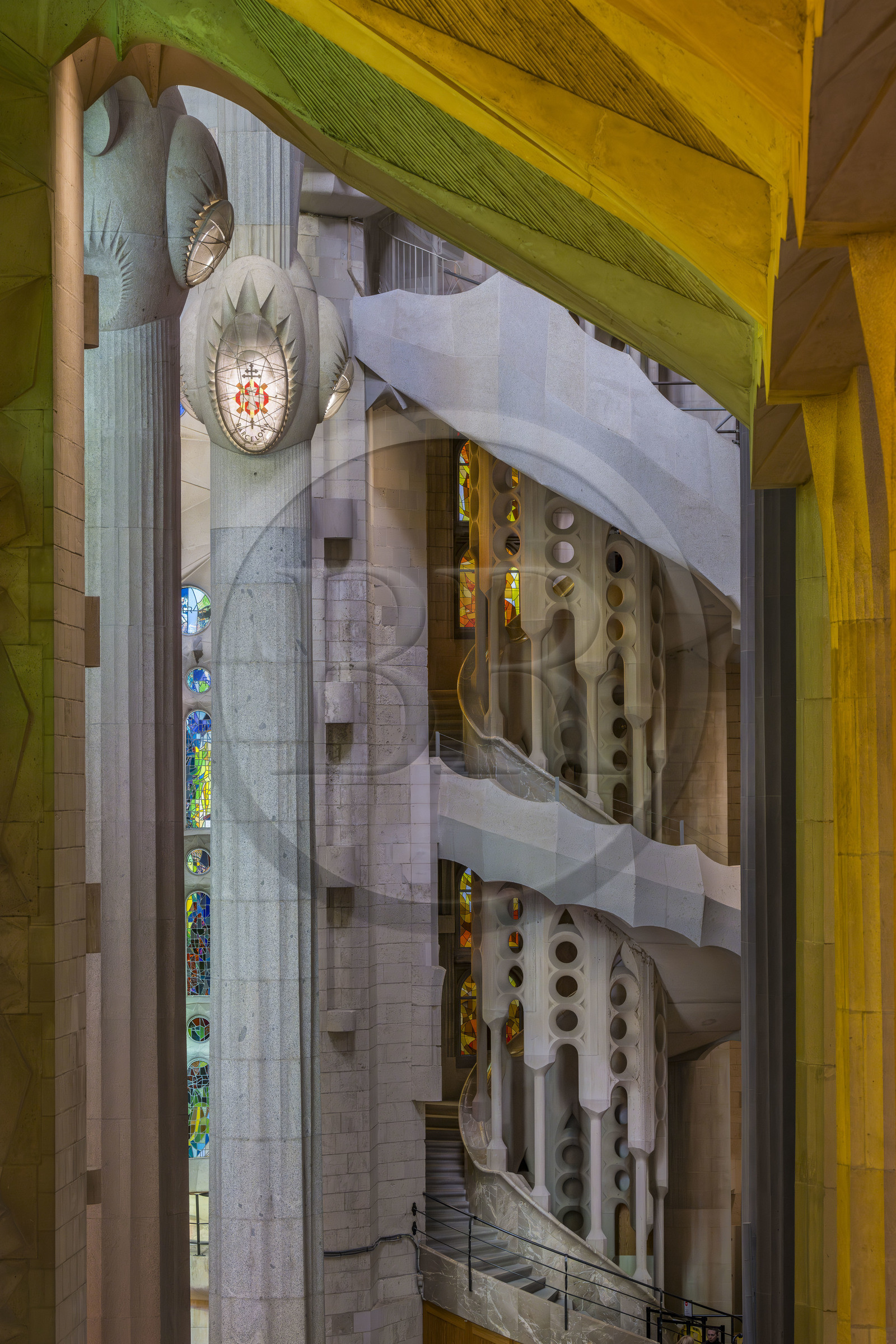 Espagne, Catalogne, Barcelone, quartier de l'Eixample, basilique de la Sagrada Familia de l'architecte du modernisme catalan Antoni Gaudi classée Patrimoine Mondial de l'UNESCO, un des deux escaliers en colimaçon du déambulatoire donnant accès à la partie supérieure du chœur