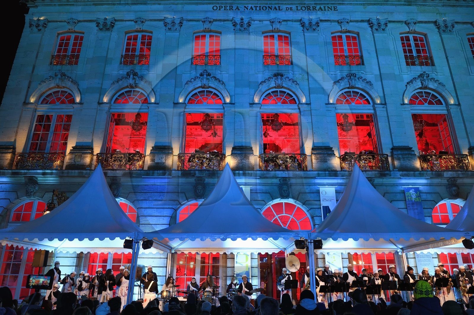 France, Meurthe-et-Moselle (54), Nancy, place Stanislas (ancienne Place Royale) lors de la fête de la Saint-Nicolas, classée Patrimoine Mondial de l'UNESCO, la Fanfare des Enfants du Boucher joue depuis l'Opera National de Lorraine