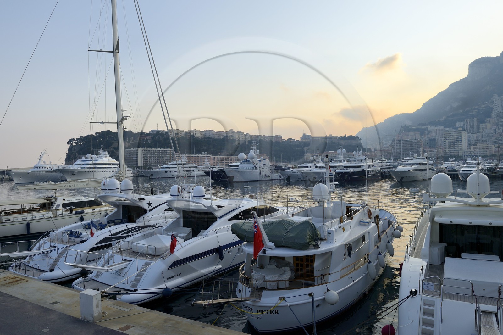 Principauté de Monaco, Monaco, port Hercule et Le Rocher en arrière plan Principauté de Monaco, Monaco, port Hercule et Le Rocher en arrière plan