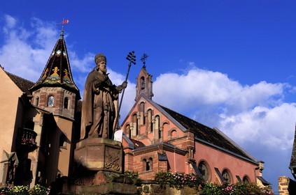 France, Haut-Rhin (68), Eguisheim, labellisé Les Plus Beaux Villages de France, la statue du Pape Leon IX et la chapelle sur la place principale