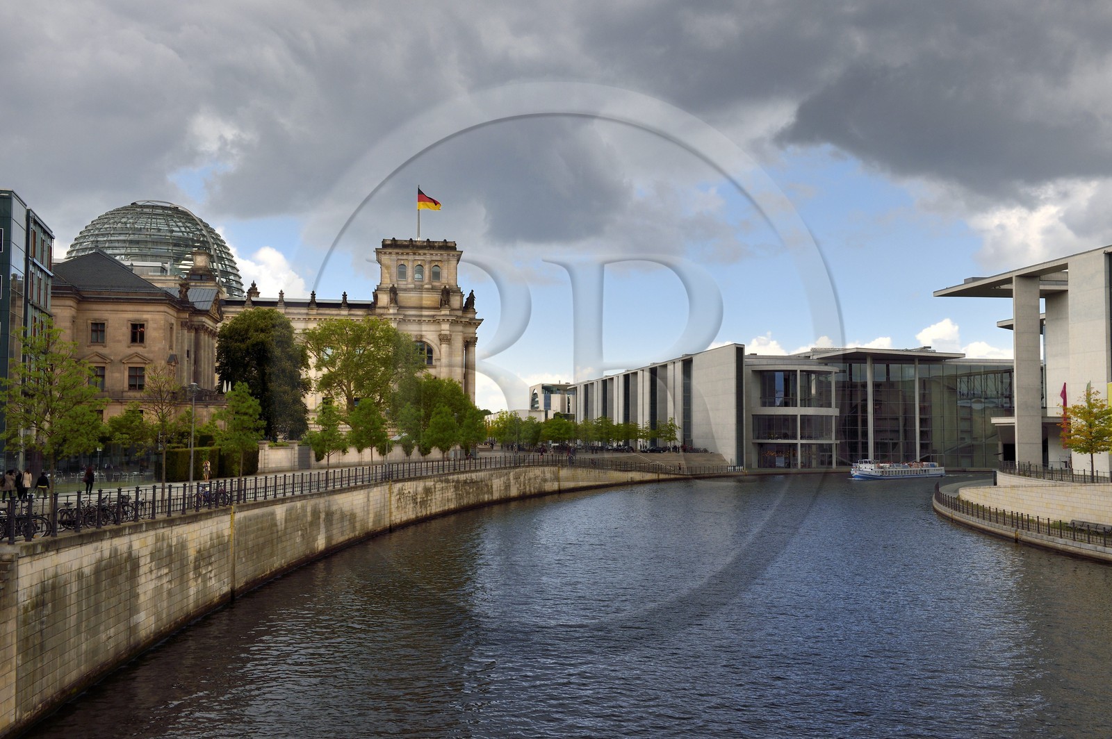 Allemagne, Berlin, le Reichstag avec le dome en verre du Bundestag (parlement allemand depuis 1999) de l'architecte Sir Norman Foster à gauche, batiments du nouveau complexe parlementaire le Paul-Lobe Haus et le Marie Elisabeth-Luders Haus à droite par l'architecte Stephan Braunfels sur les berges de la rivière Spree Allemagne, Berlin, le Reichstag avec le dome en verre du Bundestag (parlement allemand depuis 1999) de l'architecte Sir Norman Foster à gauche, batiments du nouveau complexe parlementaire le Paul-Lobe Haus et le Marie Elisabeth-Luders Haus à droite par l'architecte Stephan Braunfels sur les berges de la rivière Spree