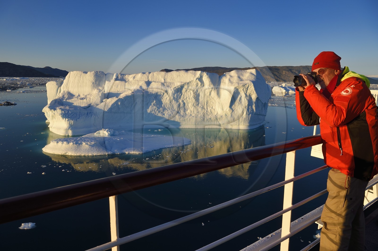 Groenland, cote ouest, baie de Disko, le bateau de croisière MS Fram de la compagnie Hurtigruten progresse entre les icebergs de la baie de Quervain