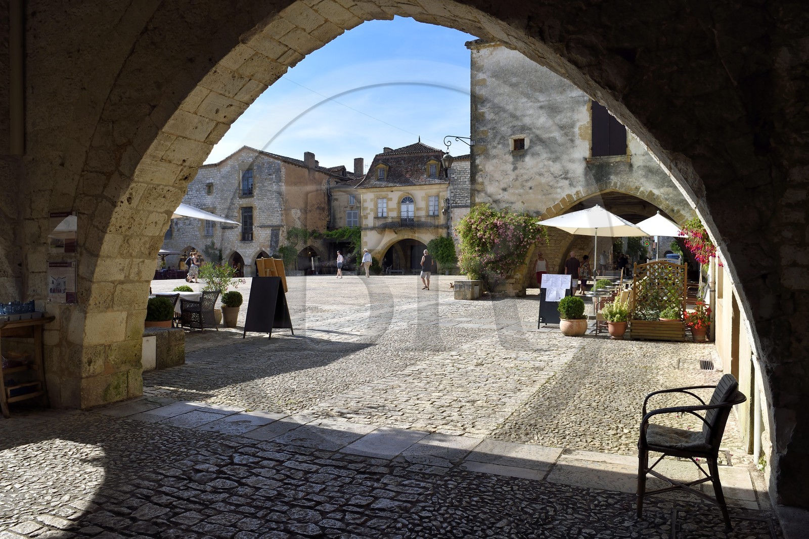 France, Dordogne (24), Périgord Pourpre, Monpazier, labellisé Les Plus Beaux Villages de France, sous les arcades de la place des Cornières au coeur du village France, Dordogne (24), Périgord Pourpre, Monpazier, labellisé Les Plus Beaux Villages de France, sous les arcades de la place des Cornières au coeur du village