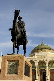 Turquie, Anatolie centrale, Ankara, la statue équestre de Atatürk devant le musée ethnographique