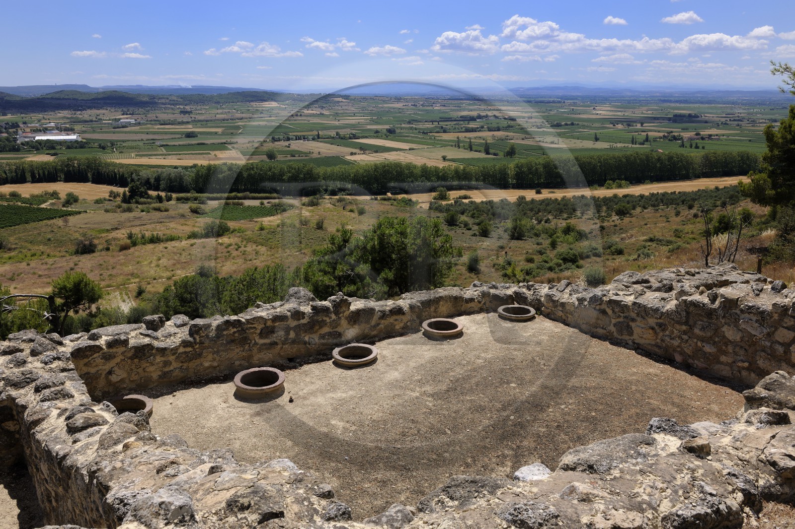 France, Hérault (34), Nissan-lez-Ensérune, l' oppidum d'Ensérune est un site archéologique comprenant les vestiges d'un village antique entre le VIe siècle av. J.-C. et le Ier siècle après J.-C., jarres qui ont servis de stockage des denrées dans une maison