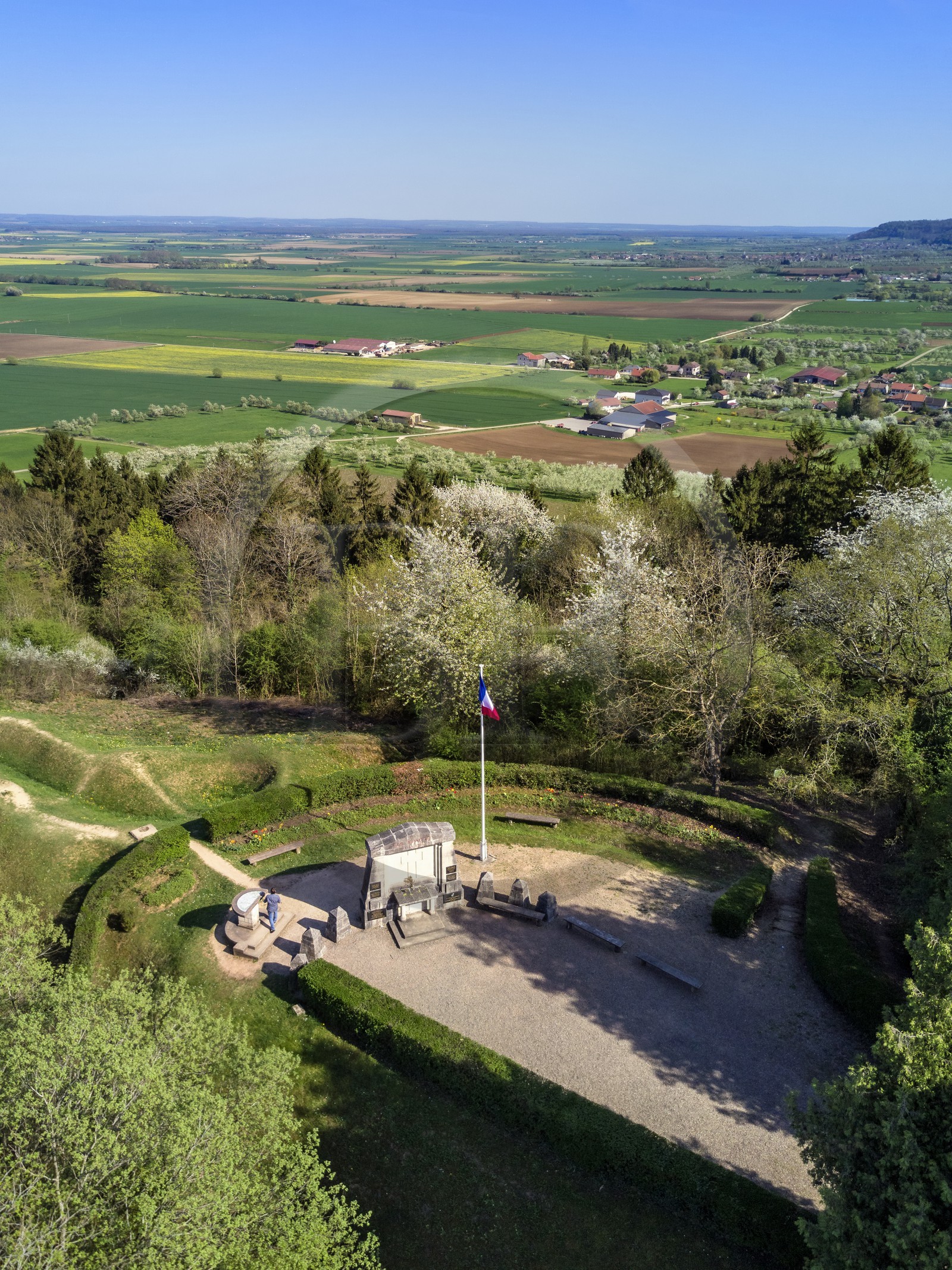 France, Meuse (55), Parc régional de Lorraine, Cotes de Meuse, Les Éparges, traces des combats d’une des luttes les plus meurtrières de la Première Guerre mondiale, trous d'obus et monument du point X en mémoire de Ceux qui n'ont pas de tombe (vue aérienne)