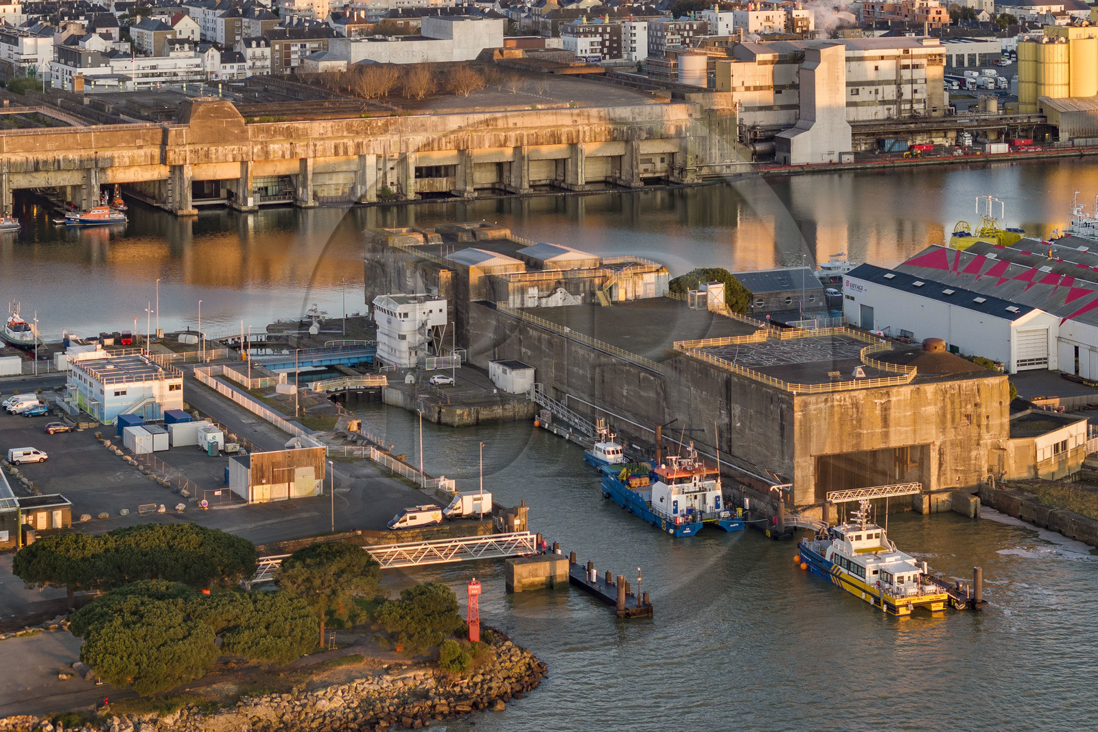 France, Loire-Atlantique (44), Saint-Nazaire, l'ancienne base sous-marine allemande construite lors de la dernière guerre mondiale borde le bassin à flot du port de Saint-Nazaire, l'écluse Est et l'écluse fortifiée au premier plan à droite (vue aérienne)