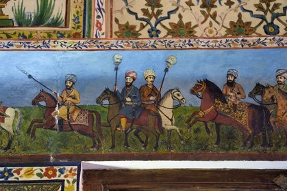Azerbaïdjan, Sheki (Shaki), Palais des Khans de Shaki construit en 1797 par Muhammed Hasan Khan, chambre du Khan, fresque représentant des scènes de batailles et des têtes coupées au bout d'une pique