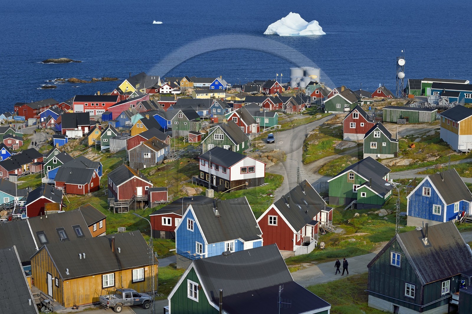 Groenland, cote ouest, baie de Baffin, la ville d'Upernavik et icebergs en arrière plan