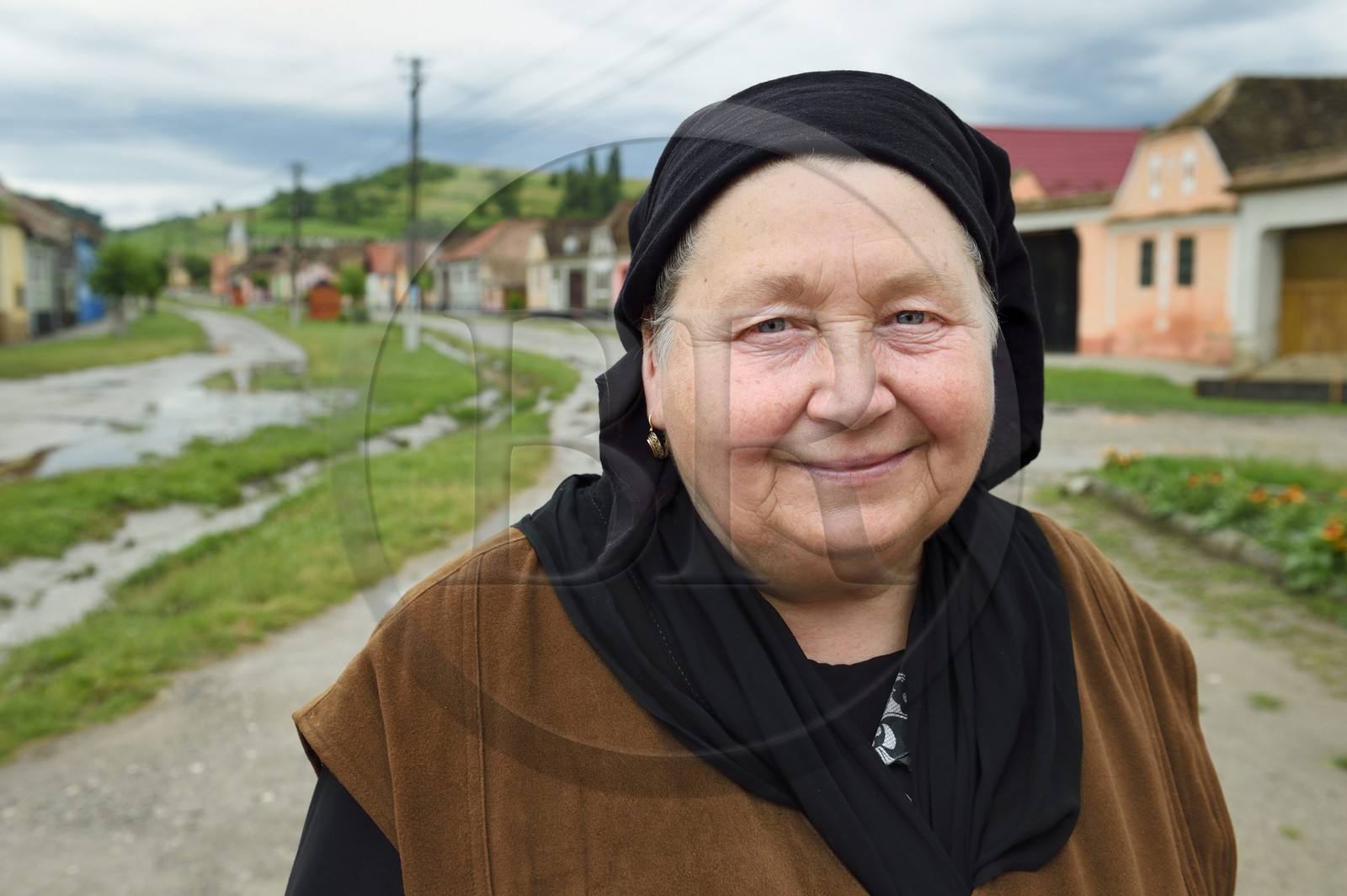 Roumanie, Transylvanie, Brateiu, paysanne roumaine
