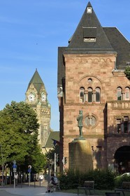 France, Moselle (57), Metz, quartier impérial, ancienne poste centrale et la gare de Metz en arrière plan