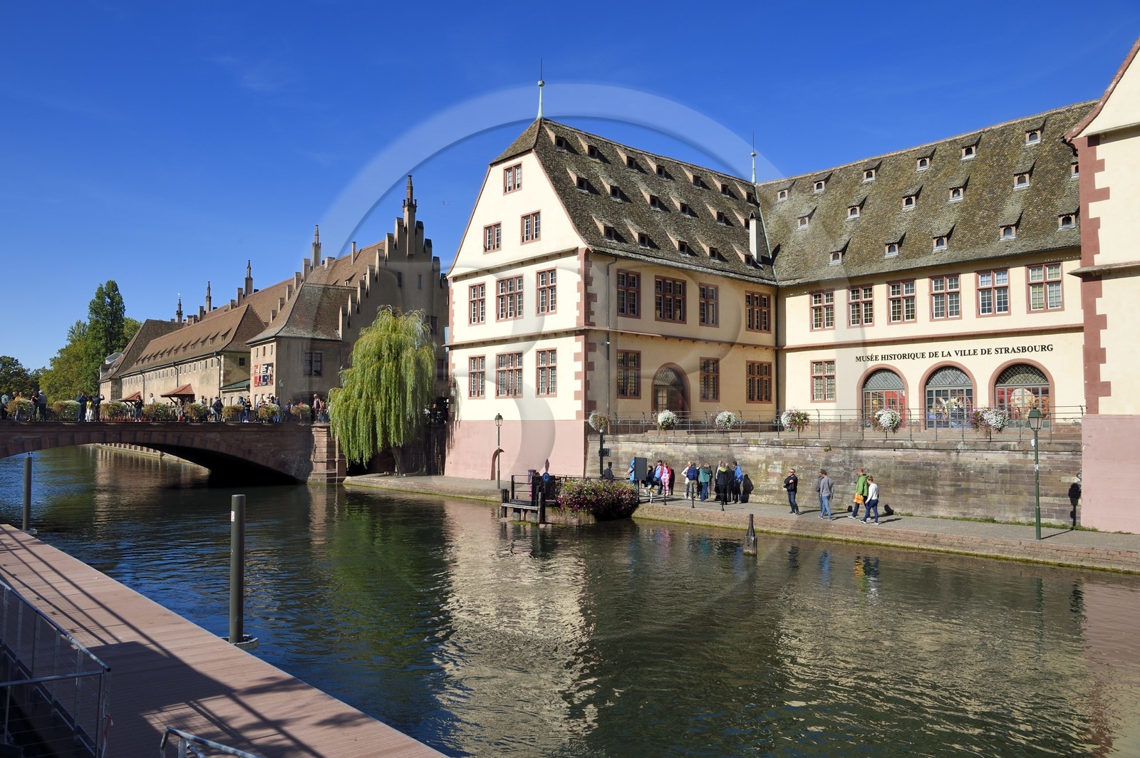 France, Bas-Rhin (67), Strasbourg, vieille ville classée Patrimoine Mondial de l'UNESCO, les bords de l'ill, l'Ancienne Douane à gauche et le Musée Historique (ancienne Grande Boucherie) à droite