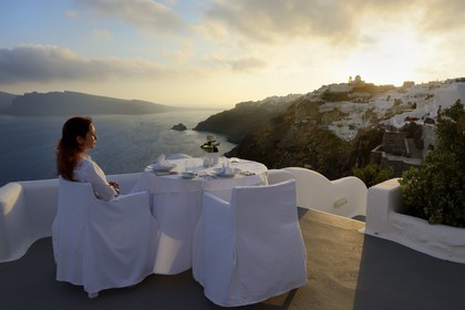 Greece, Cyclades, Aegean Sea, Santorini (Thira or Thera), village of Oia, Relais & Châteaux hotel Kirini Suites & Spa overlooking the Caldera