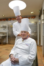 France, Rhône (69), Collonges-au-Mont-d'Or, Restaurant L'Auberge du Pont de Collonges de Paul Bocuse, trois étoiles au Guide Michelin depuis 1965, le grand chef cuisinier Meilleur ouvrier de France Paul Bocuse avec le chef executif Christophe Muller MOF 2000