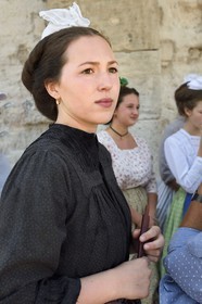 France, Bouches-du-Rhône (13), Arles, la course camarguaise de la Cocarde d'Or aux Arènes, jeune arlésienne en costume traditionnel