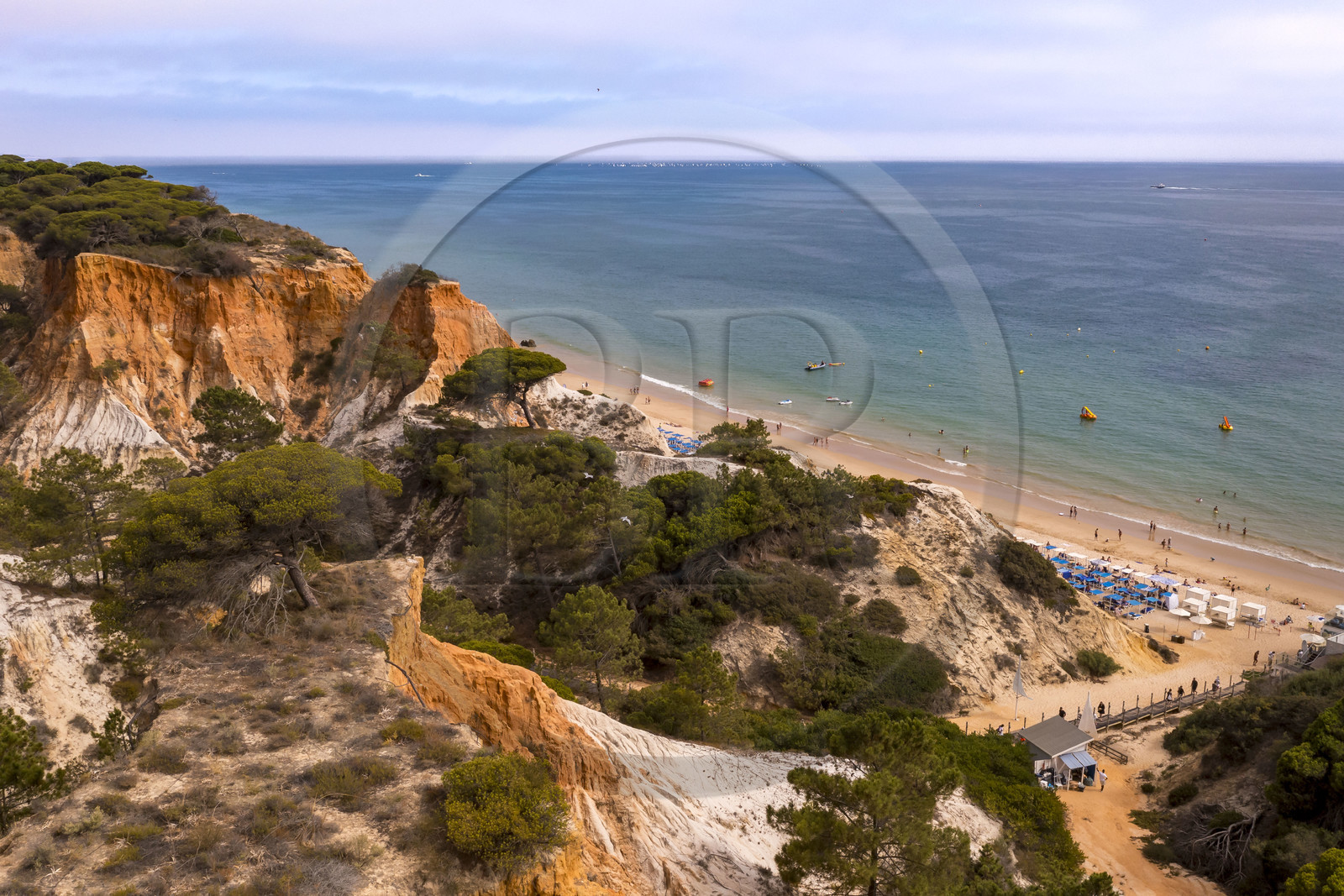 Portugal, Algarve, Olhos de Agua, la plage de Praia da Falésia surplombée par ses falaises rouges (vue aérienne)