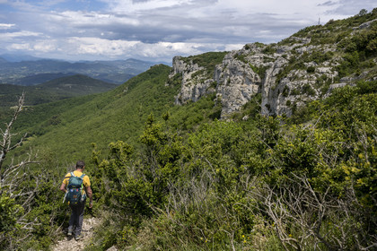 France, Vaucluse, Dentelles de Montmirail mountains, hikers descending from the ridges of Saint-Amand