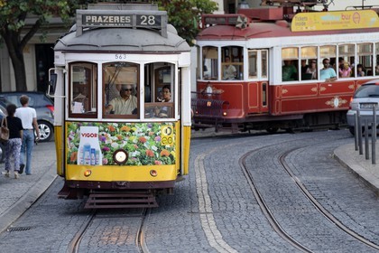 Portugal, Lisbonne, quartier de l'Alfama, tramway (electricos) à la Portas do Sol