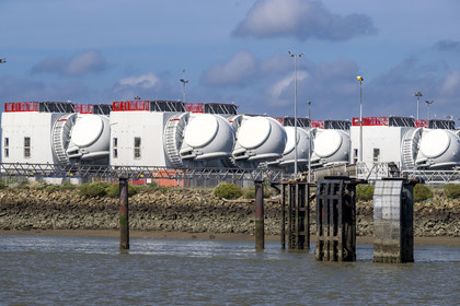 France, Loire-Atlantique (44), Estuaire de la Loire, Saint-Nazaire, Grand port maritime de Nantes-Saint-Nazaire, rotors d'éoliennes