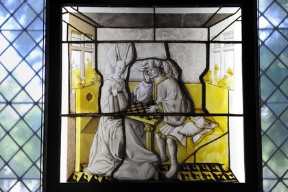 France, Paris (75), musée du Moyen-Age, ancien hôtel de Cluny, les joueurs d'échecs verre blanc peint à la grisaille vers 1430