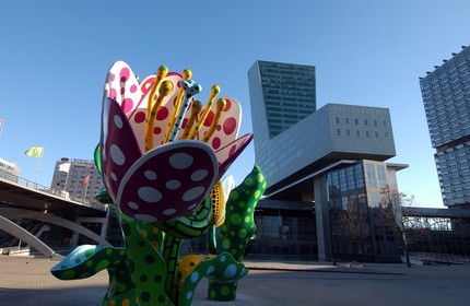 France, Nord (59), Lille, quartier Euralille, Esplanade François-Mitterrand, Les tulipes de Shangri-La, sculpture permanente de Yayoi Kusama