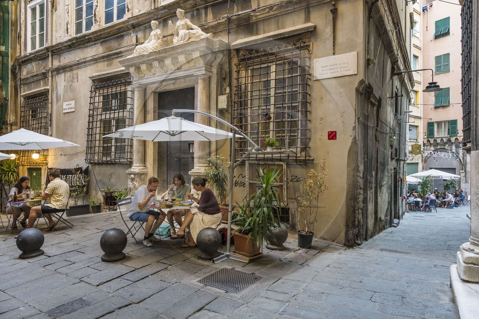 Italie, Ligurie, Gênes, ruelle du vieux centre historique, terrasse de restaurant sur la Piazza dell'Agnello