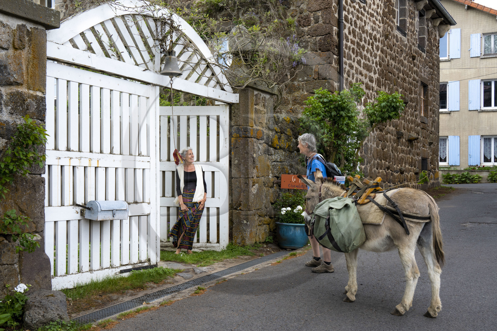 France, Haute-Loire (43), Bouchet-Saint-Nicolas, randonnée avec un âne sur le chemin de Stevenson (GR 70), Marie nous reçoit dans sa maison d'hotes Le Potala