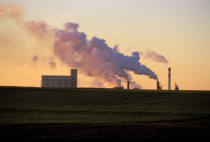 France, Ardennes (08), fumées d'usines à la campagne
