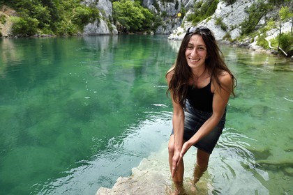France, Alpes-de-Haute-Provence (04), Parc Naturel Régional du Verdon, Basses Gorges du Verdon en aval du lac de Sainte Croix, la dame des lacs, plongeuse, accompagnateur en montagne Nelly Kars qui a parcouru à la nage 80 kilomètres dans les gorges et lacs ennoyés du Verdon