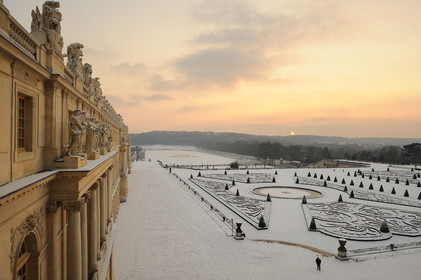 France, Yvelines (78), parc du château de Versailles sous la neige, classé Patrimoine Mondial de l'UNESCO, le parterre du Midi au soleil couchant