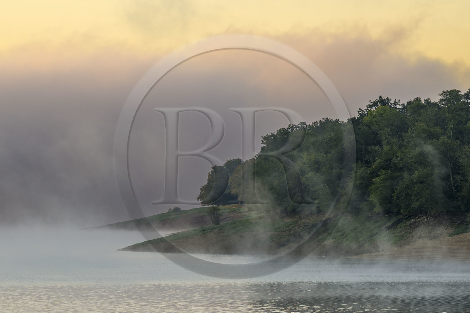 France, Nièvre (58), Parc naturel régional du Morvan, Chaumard, lac de Pannecière  dans la brume du petit matin