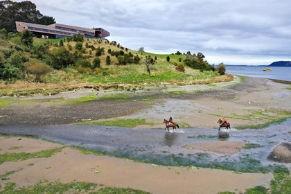 Chili, région de Los Lagos, Ile de Chiloé, district de Castro, péninsule de Rilan, hotel Tierra Chiloé et cavaliers dans l'estuaire (vue aérienne)