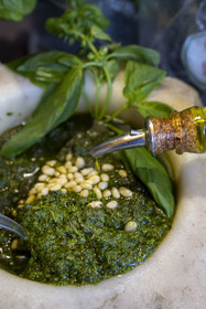 France, Alpes-Maritimes (06), Nice, restaurant Lou Balico spécialisé dans le basilic, Sara Issautier présente la préparation du pesto traditionnel (basilic, ail, pignons, huile et parmesan)