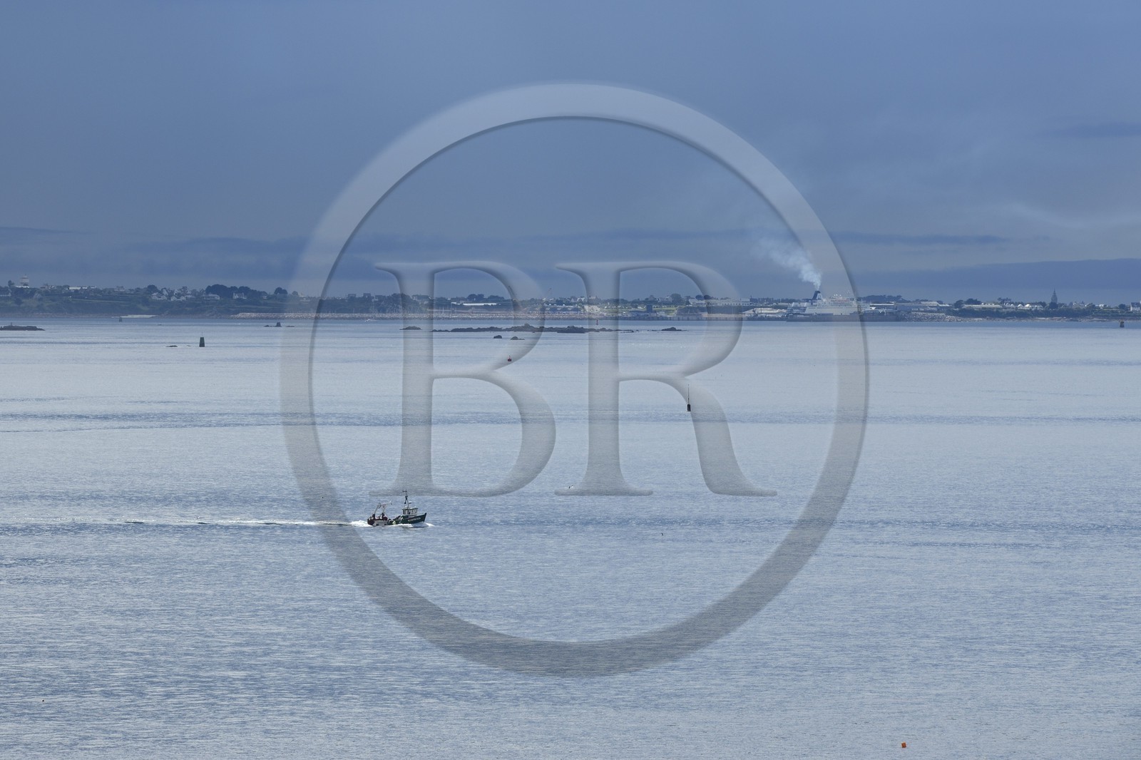 France, Finistère (29), Baie de Morlaix vue depuis la Pointe de Diben, le port de Roscoff en arrière plan