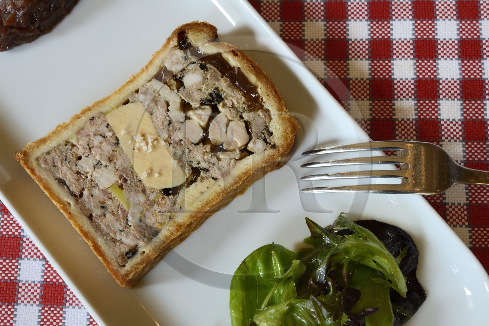 France, Rhône (69), Lyon, Restaurant bouchon lyonnais Daniel et Denise du chef Joseph Viola, meilleur ouvrier de France 2004, son réputé Pâté en croute au foie gras et ris de veau