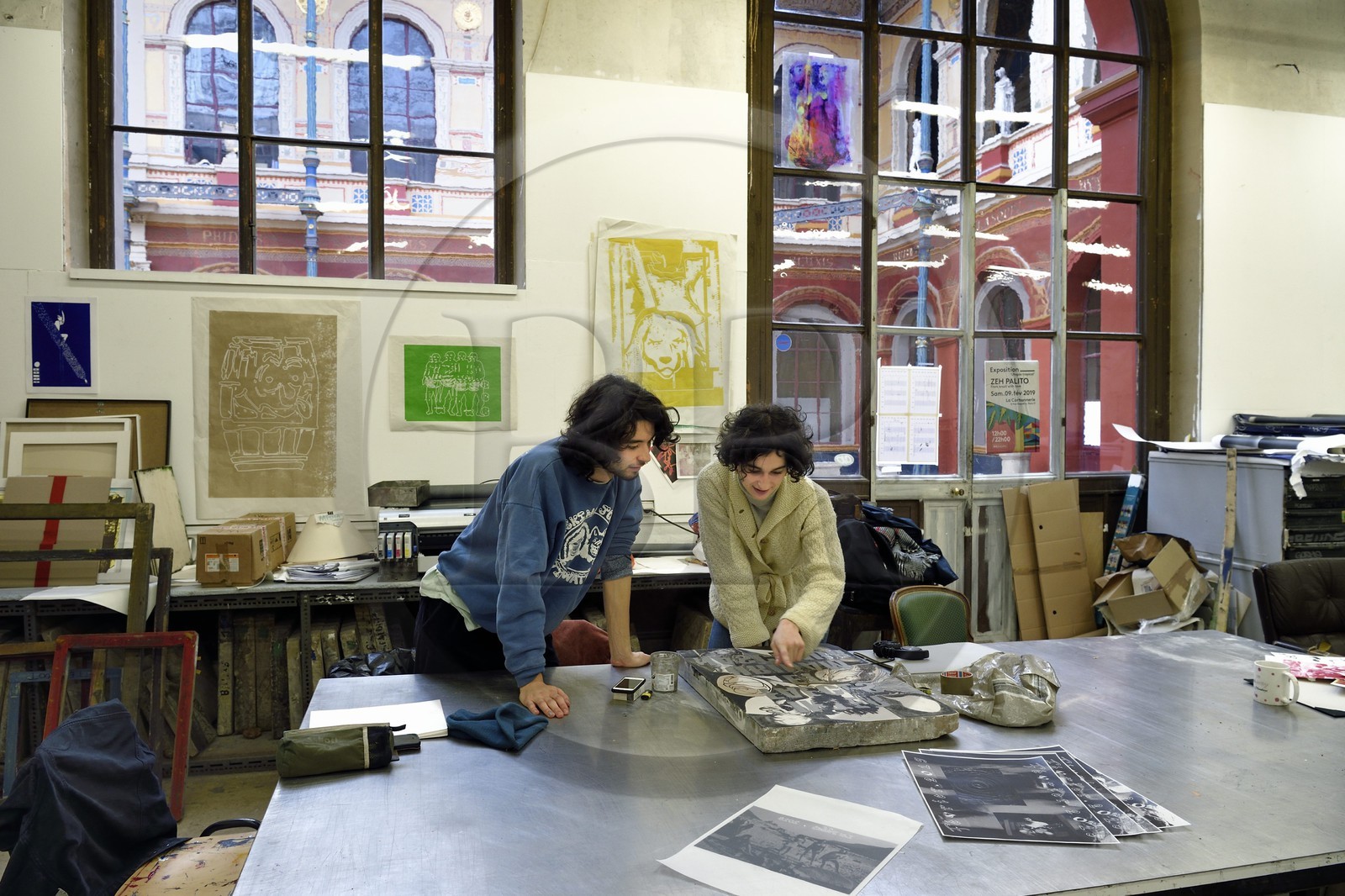 France, Paris (75), quartier de Saint-Germain-des-Prés, Ecole nationale supérieure des Beaux-Arts, département impression-multiples dans le Palais des Etudes, étudiants devant une pierre de lithographie