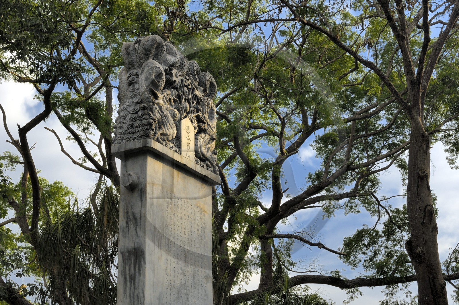 Brasil, Minas Gerais state, Brumadinho, Centro de arte contemporanea Inhotim (contemporary artwork center), Gui Tuo Bei (2001) by Zwang Huan