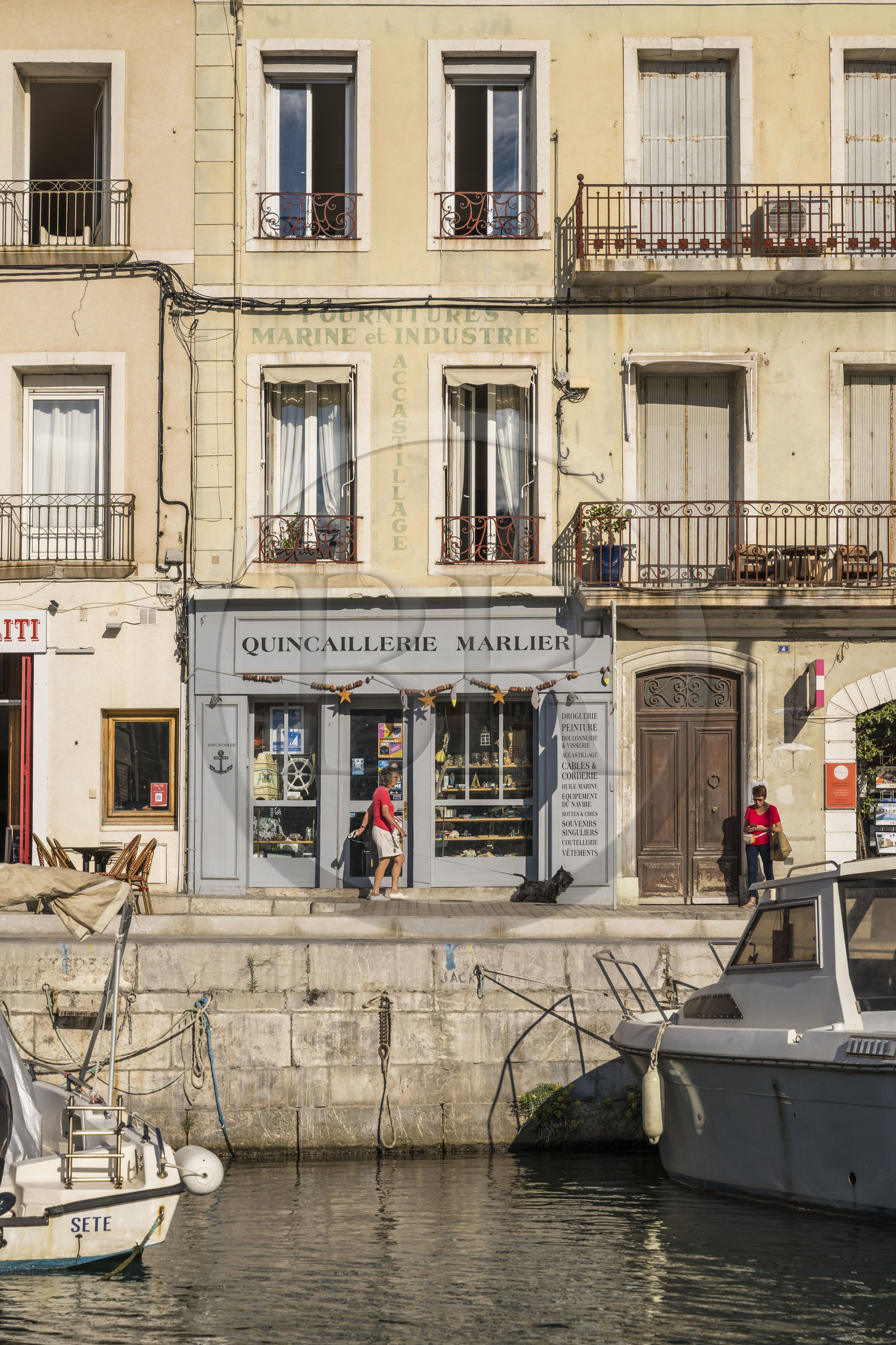 France, Hérault (34), Sète, Canal royal, quincaillerie à l'ancienne sur le quai Charles Lemaresquier dans le Cadre royal