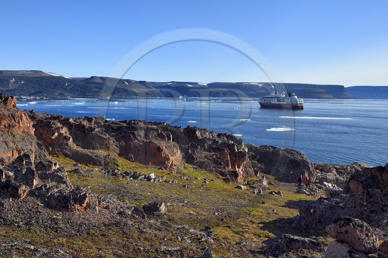 Groenland, cote Nord-Ouest, Smith sound au nord de la baie de Baffin, Inglefield Land, site de Etah dans le Foulke fjord, campement inuit aujourd'hui abandonné qui servit de base à plusieurs expéditions polaires, le bateau de croisière MS Fram de la compagnie Hurtigruten en arrière plan