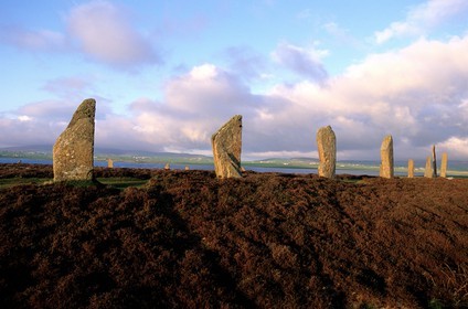 Royaume-Uni, Ecosse, îles Orcades, Mainland, au bord du Loch of Stenness, pierres levées du Ring of Brogar, classées Patrimoine Mondial de l' UNESCO