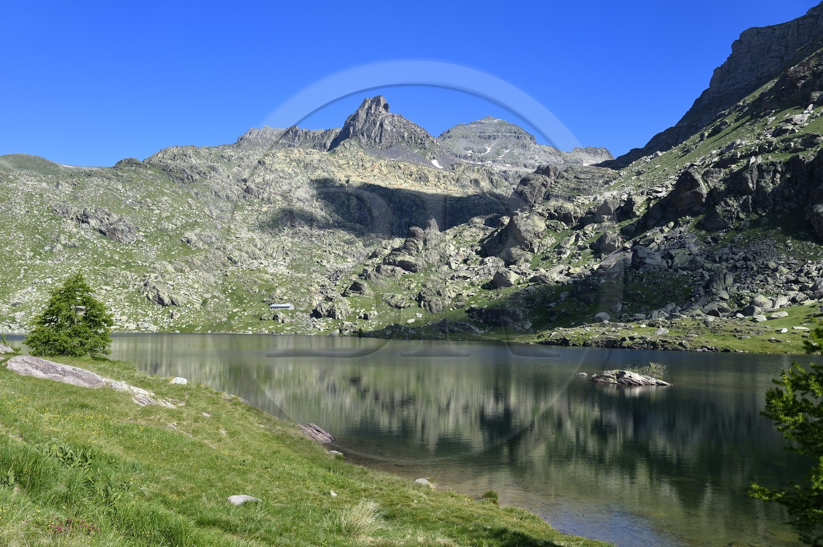France, Alpes-Maritimes (06), parc national du Mercantour, Vallée des Merveilles parsemée de milliers de gravures rupestres de l'Age de bronze, le lac Long supérieur, le Mont des Merveilles (2720m) au centre, le Mont Bégo (2872m) à droite et le Mont du Grand Capelet (2915m) en arrière plan