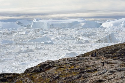 Groenland, cote ouest, baie de Disko, Ilulissat, randonneur en bordure du fjord glacé classé Patrimoine Mondial de l'UNESCO qui est l’embouchure maritime du glacier Sermeq Kujalleq (Jakobshavn Glacier)
