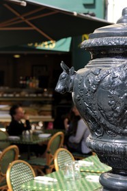 France, Gard (30), Nimes, détail de fontaine à l'angle de la rue crémieux et Saint-Castor